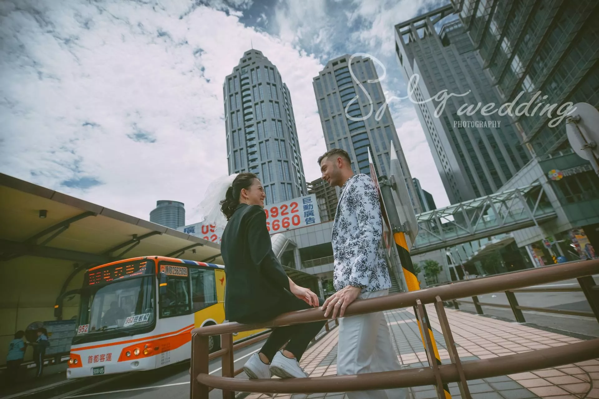 婚紗攝影景點推薦|板橋公車站麗寶百貨廣場|美式街拍-婚紗攝影景點推薦|板橋公車站麗寶百貨廣場|美式街拍
