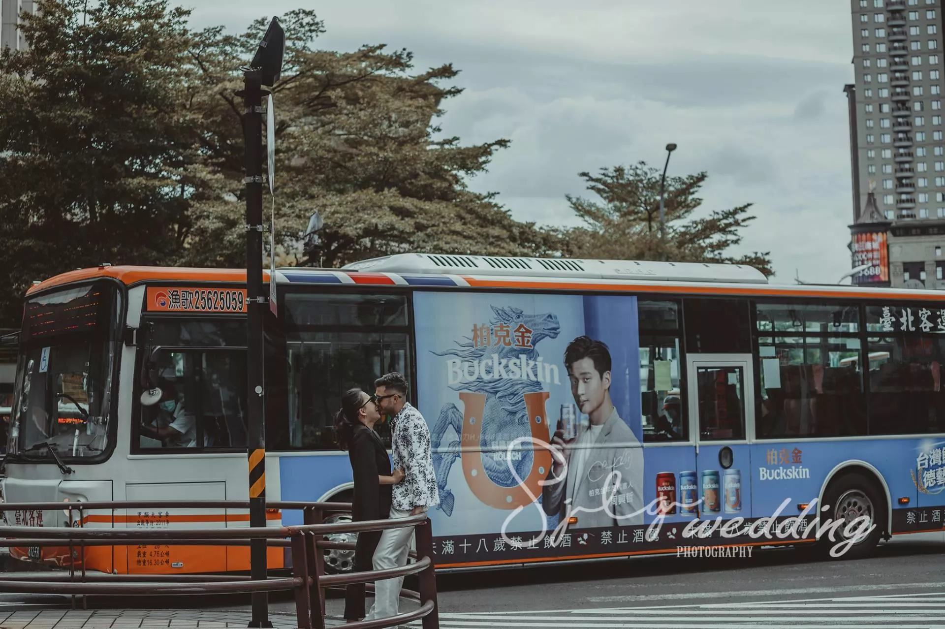 婚紗攝影景點推薦|板橋公車站麗寶百貨廣場|美式街拍-婚紗攝影景點推薦|板橋公車站麗寶百貨廣場|美式街拍