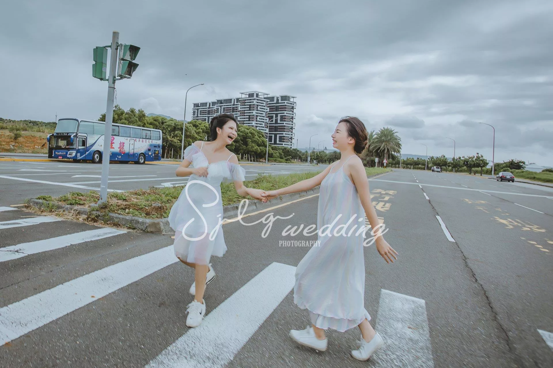 推薦中和視覺流感婚紗,閨蜜寫真婚紗,姊妹照-閨蜜寫真藝術婚紗|台北淡水市區海景拍攝|時尚韓風獨特