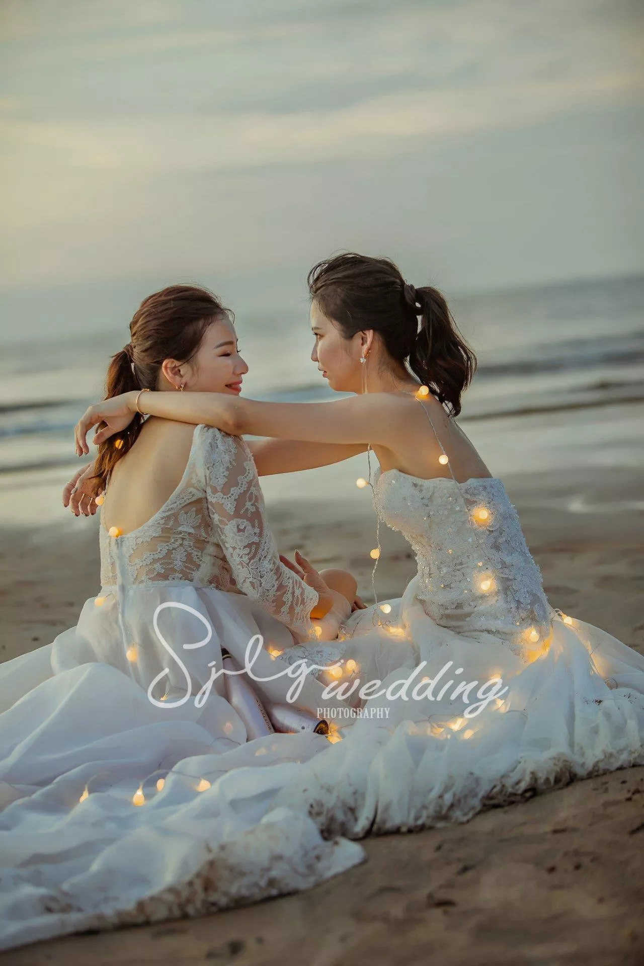 推薦中和視覺流感婚紗,閨蜜寫真婚紗,姊妹照-閨蜜寫真藝術婚紗|台北淡水市區海景拍攝|時尚韓風獨特