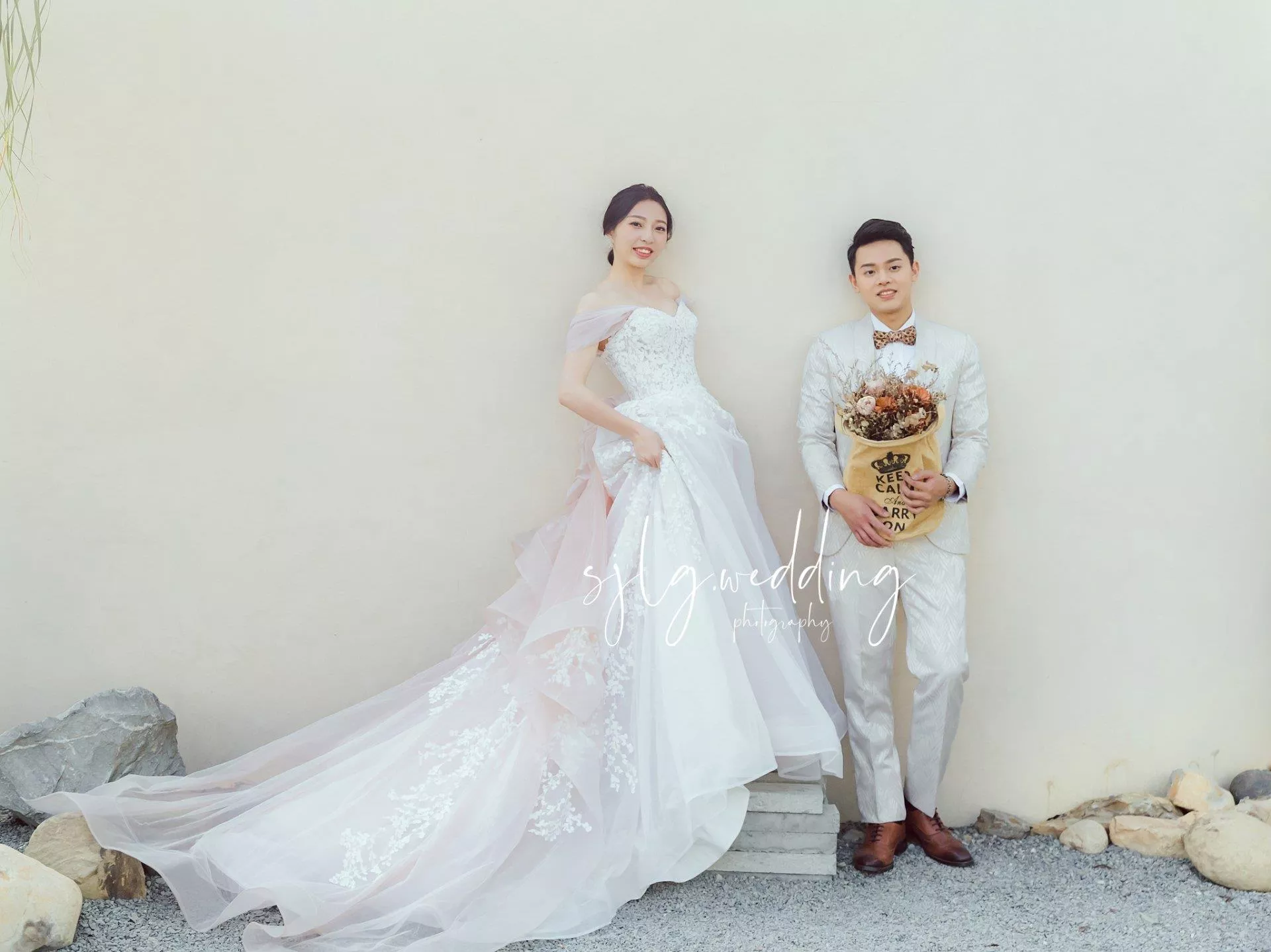 草悟道廣場台中拍婚紗景點旅拍文青風格又甜蜜(5)-#婚紗攝影,#手工禮服租借,#閨蜜寫真婚紗,#個人寫真藝術照,#巷子內攝影棚出租,#海外婚紗,#婚禮紀錄,#新娘秘書,#孕婦照孕婦寫真,#台北婚紗推薦,#板橋婚紗推薦,#中和婚紗推薦,#婚紗照價格,#婚紗包套,#草悟道廣場拍婚紗,#台中婚紗攝影景點